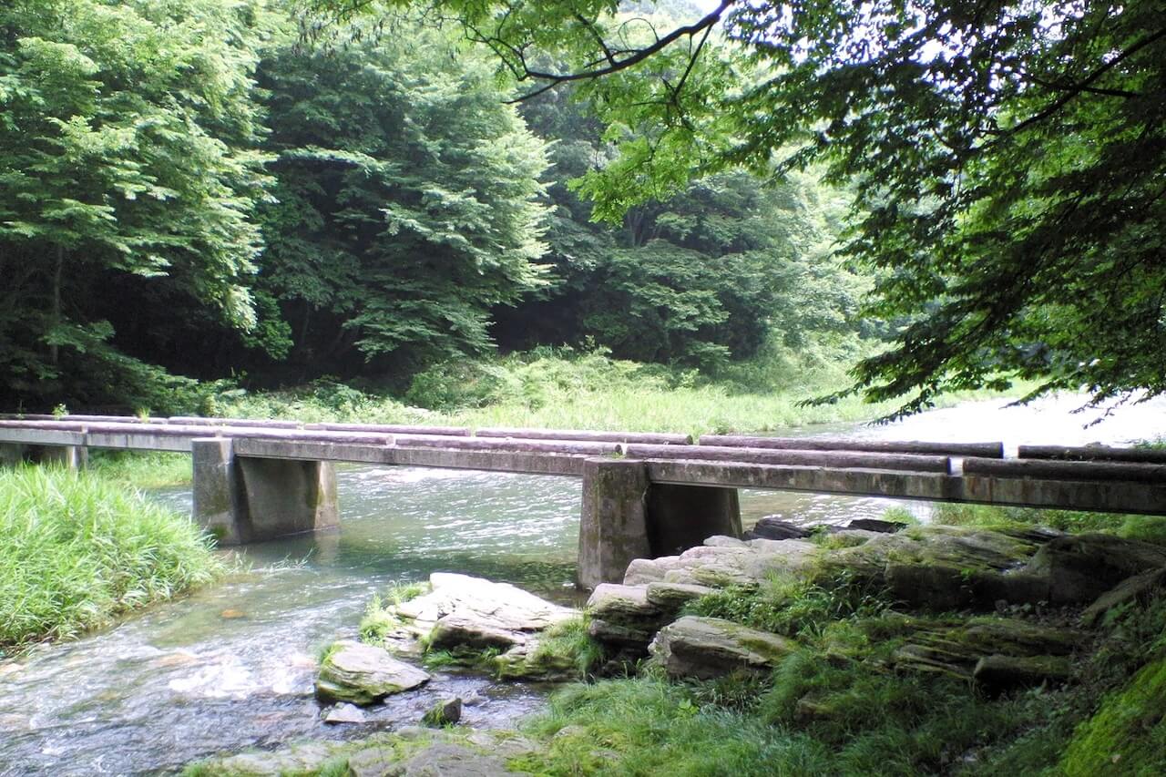 新緑の嵐山渓谷冠水橋