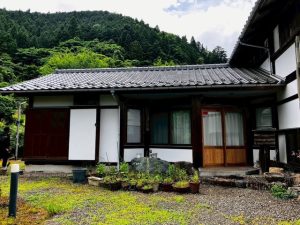 八角堂のある日本家屋(灯籠の庭、茶室、広い野原付き)