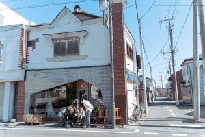 築100年のカフェ、ジム、私設公園とレトロな商店街【本庄デパートメント】