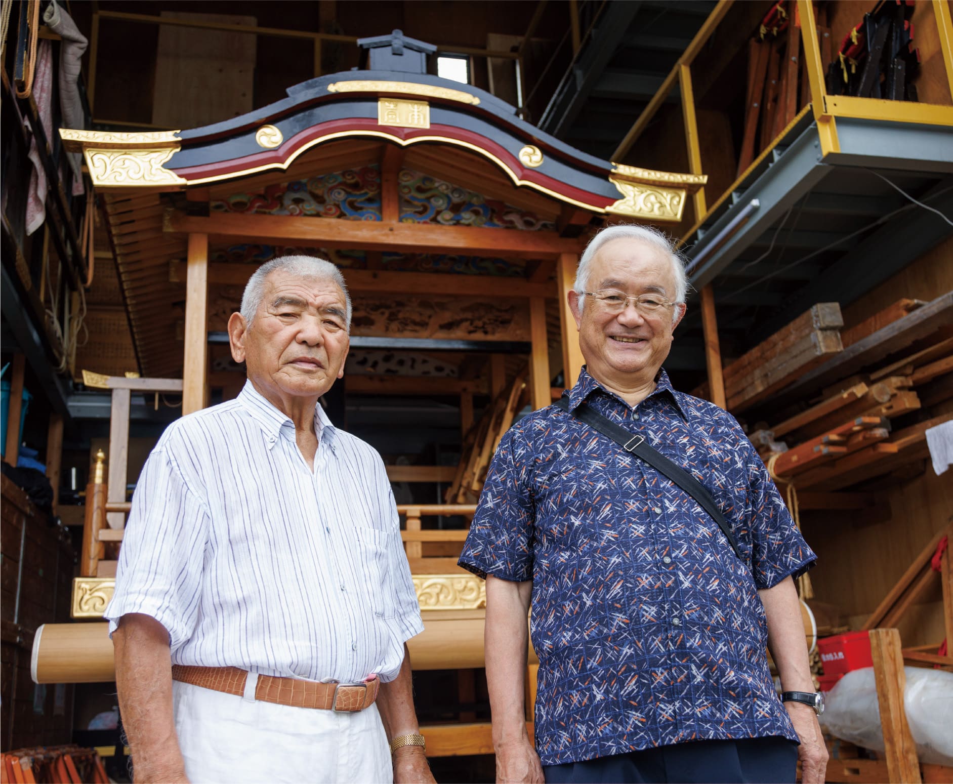 久喜市祭典委員会 会長 和田義雄さん、地元の提灯職人の西谷友孝さん