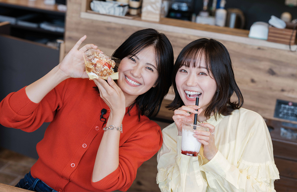 スイーツ食べてる女性