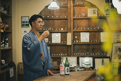 石井酒造（写真／日本酒を飲む林家木久彦）