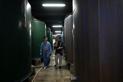 釜屋（写真／蔵を案内してもらう林家木久彦）