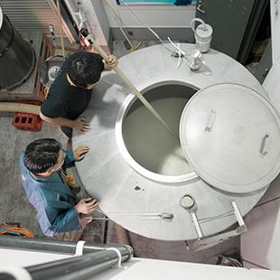 石井酒造（写真／醸造タンク）