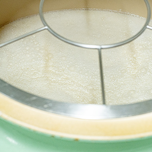 釜屋（写真／発酵中のもろみ）