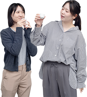 日本酒を飲む2人の女性