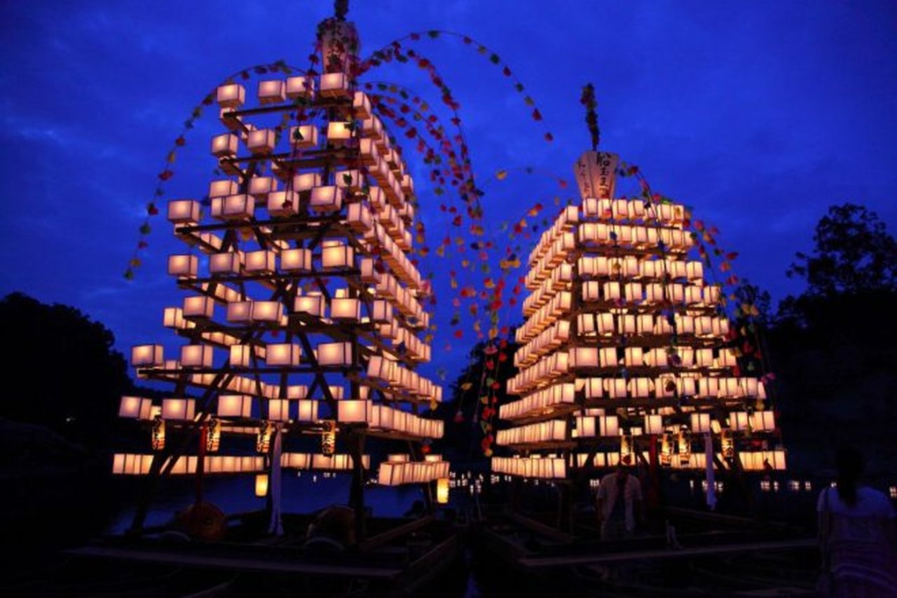 長瀞船玉まつりの青い宵に浮かぶ、二基の灯籠船が並ぶ美しい夜景