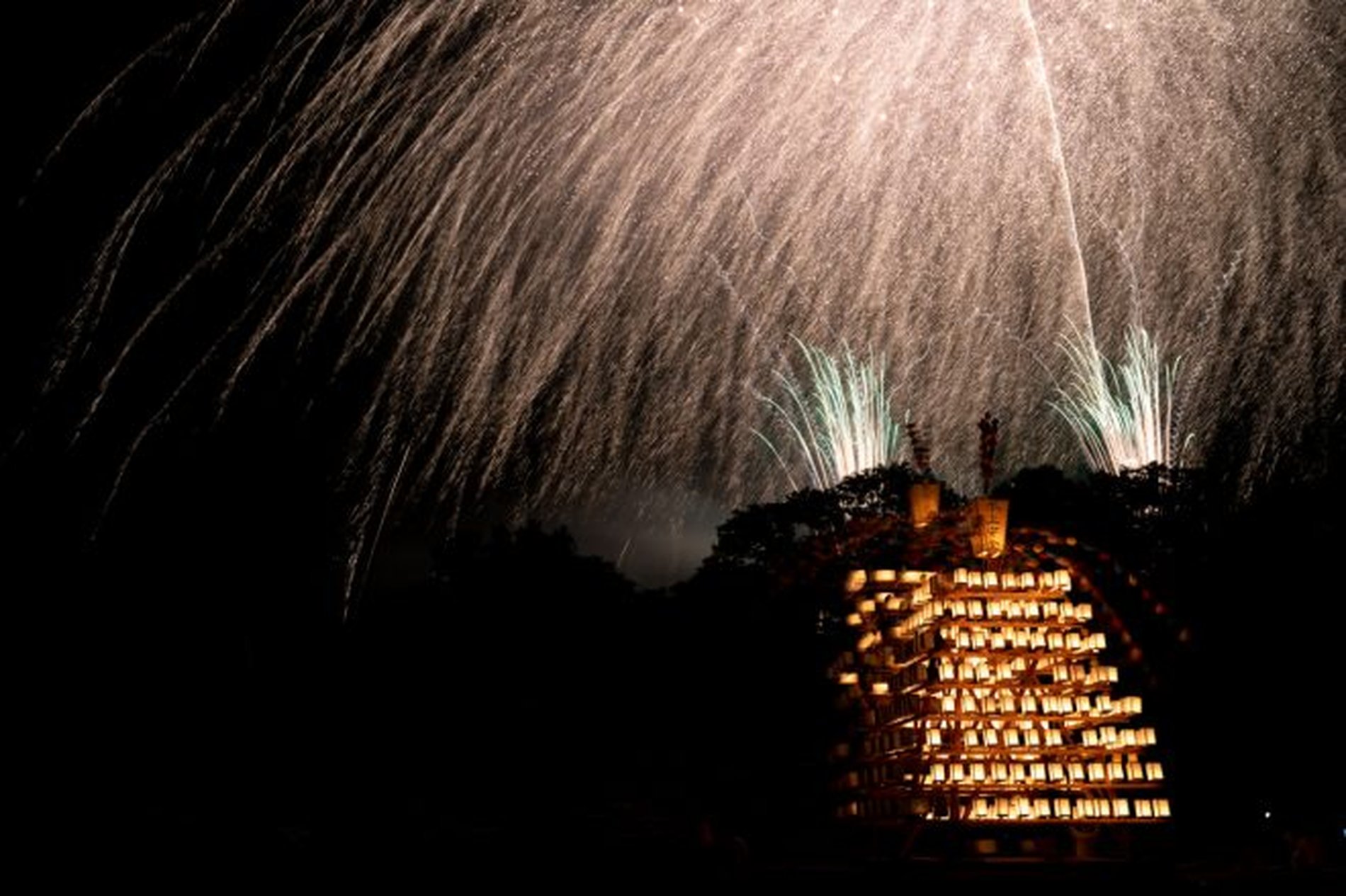 長瀞船玉まつりの夜空を覆う大輪の花火と、川面に浮かぶ灯籠船の幻想的な光景
