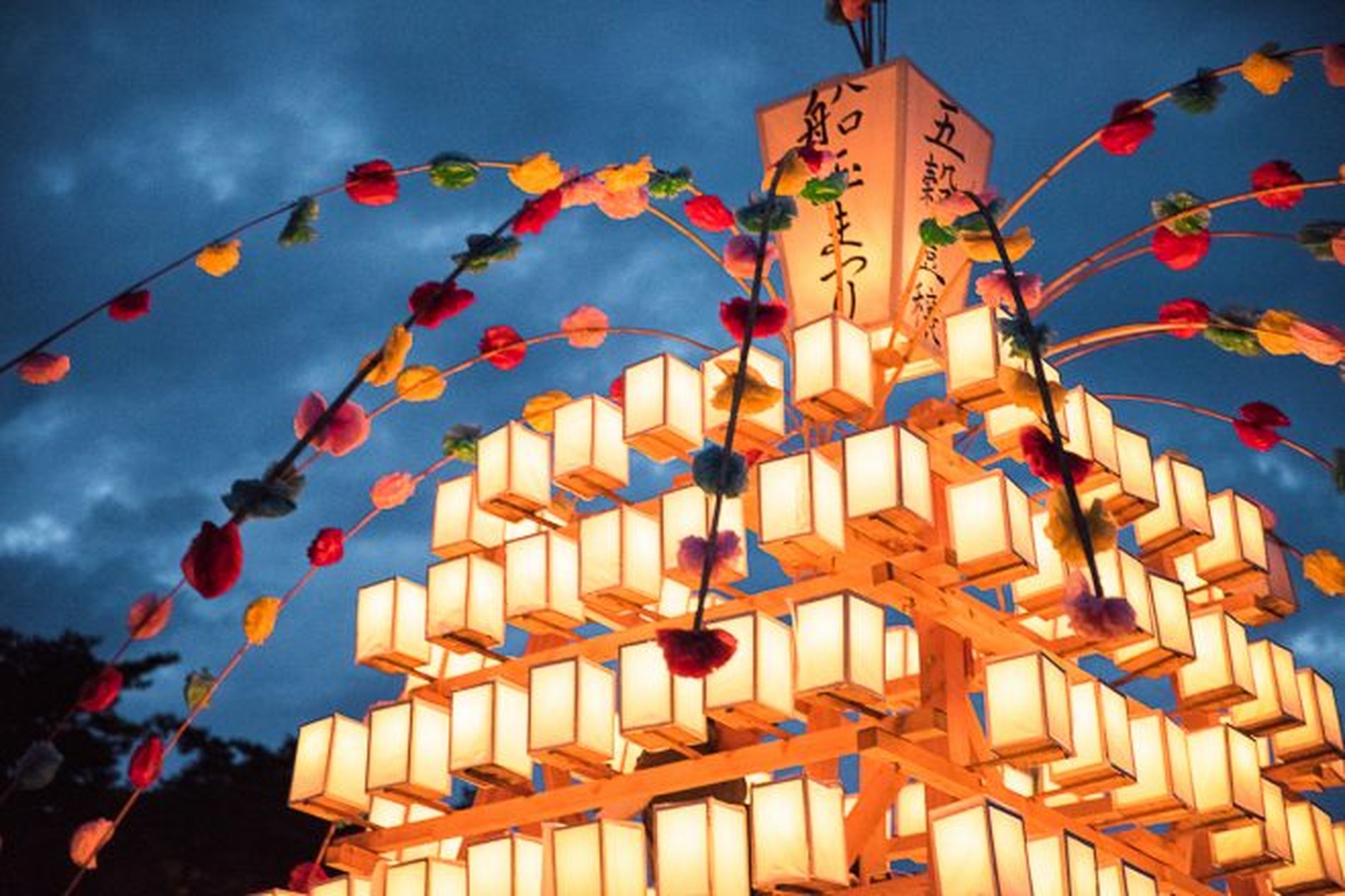 長瀞船玉まつりの灯籠船に飾られた無数の提灯と、紙花が揺れる華やかな飾りつけ