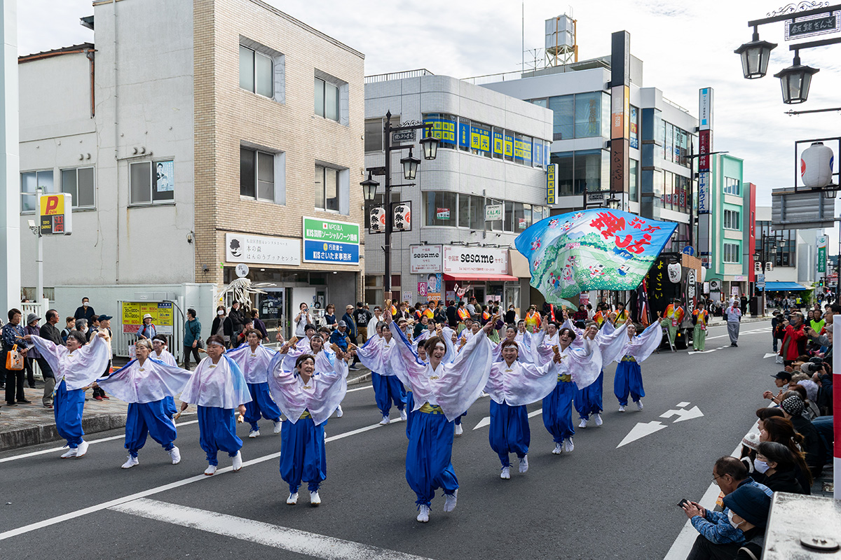 飯能まつり名物、梯子の上で演じられる勇壮な梯子乗り
