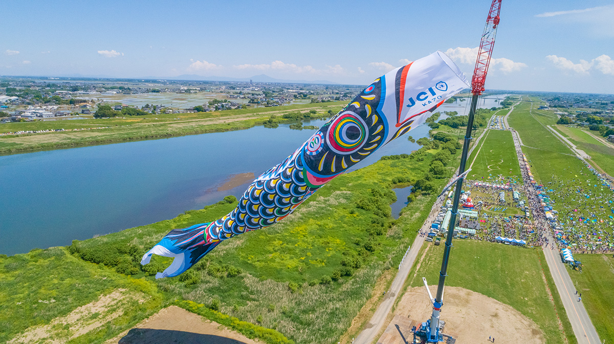 ジャンボこいのぼりの大きな目の部分を間近で捉えたアップ写真