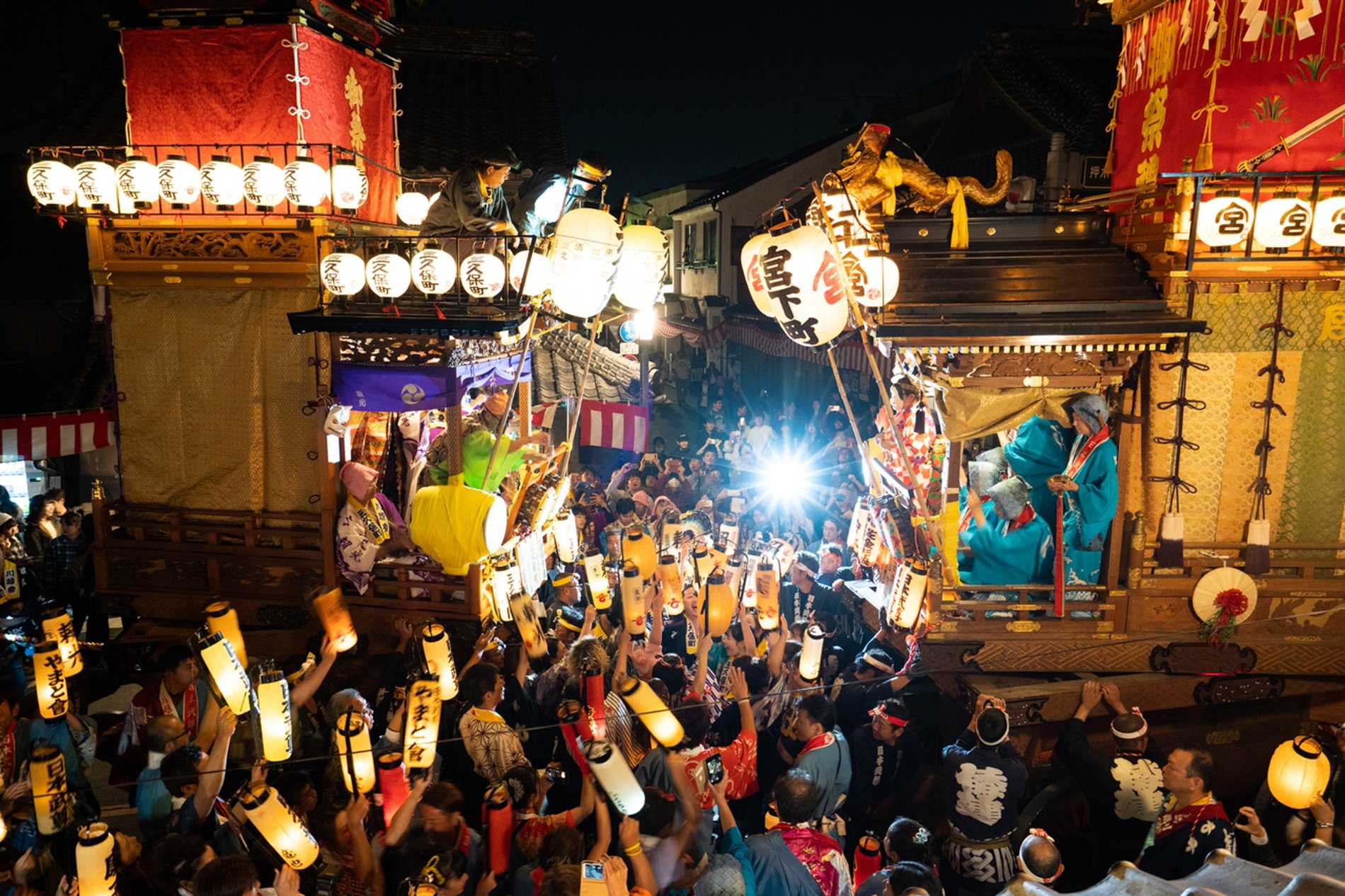 夜の川越まつり、提灯に照らされた山車が向かい合う様子