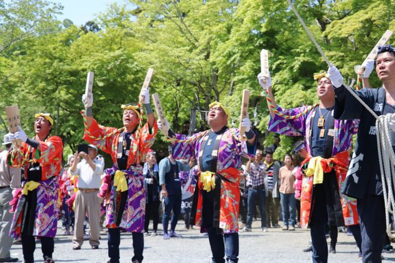 小鹿野春まつりで、色鮮やかな法被を着た担ぎ手たちが木遣りを披露する様子