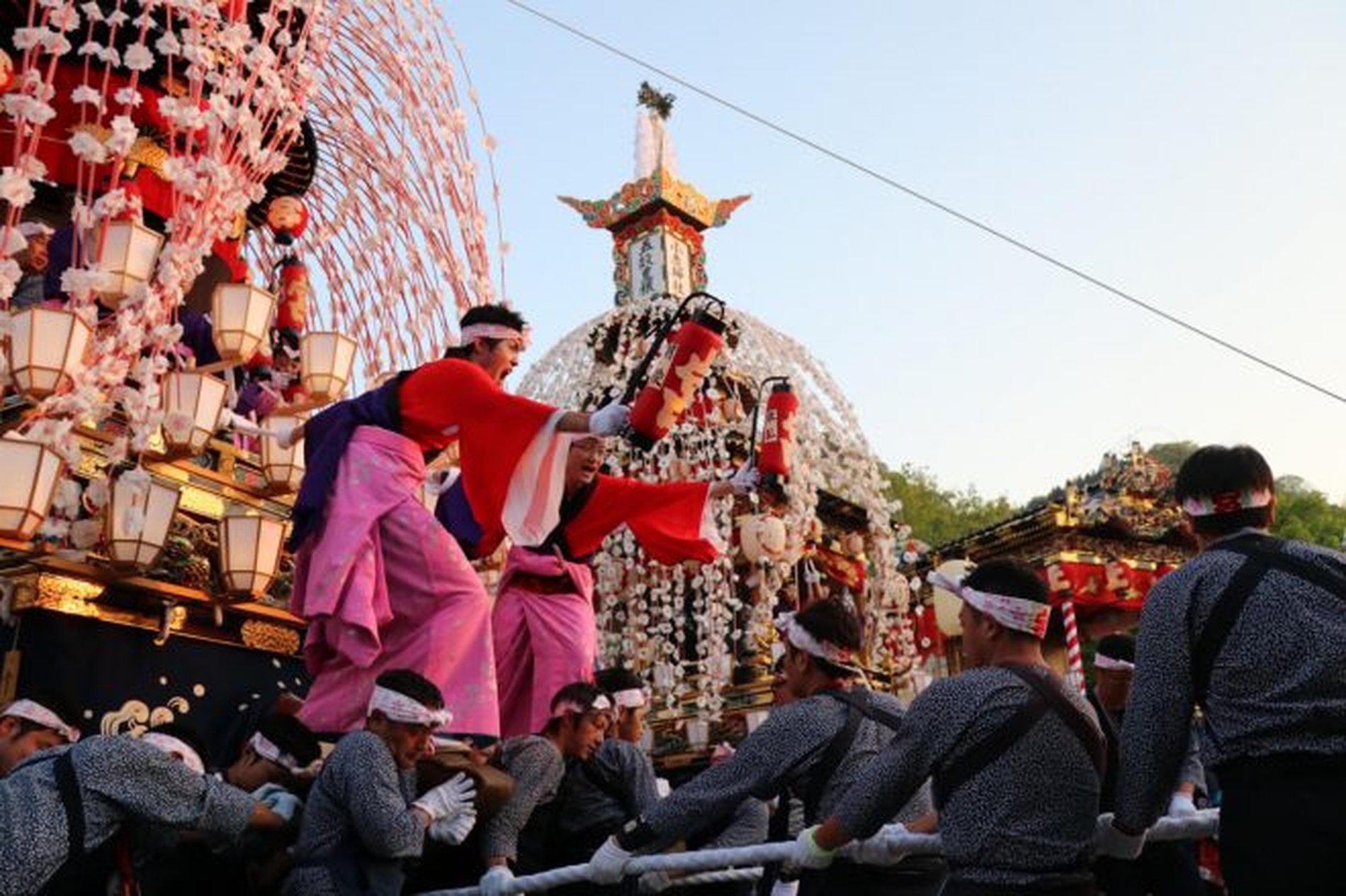 小鹿野春まつりで、山車を引く担ぎ手と上で舞を披露する踊り手の勇壮な様子