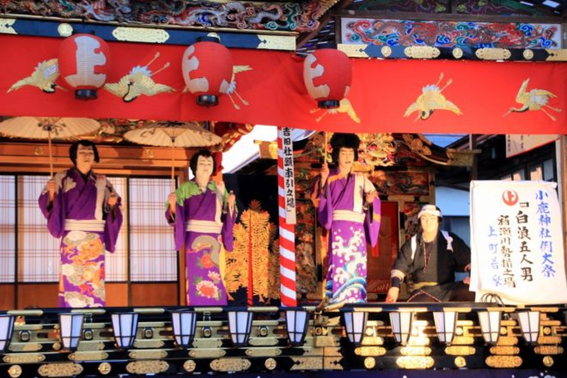 小鹿野春まつりの山車で、華やかな衣装を着た人形芝居が披露されている様子