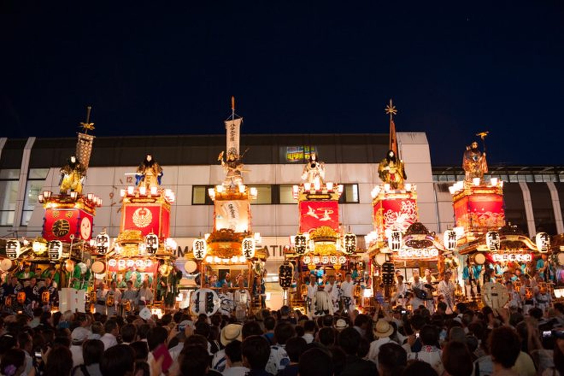 夜空の下、熊谷うちわ祭の豪華な山車が勢ぞろいした写真