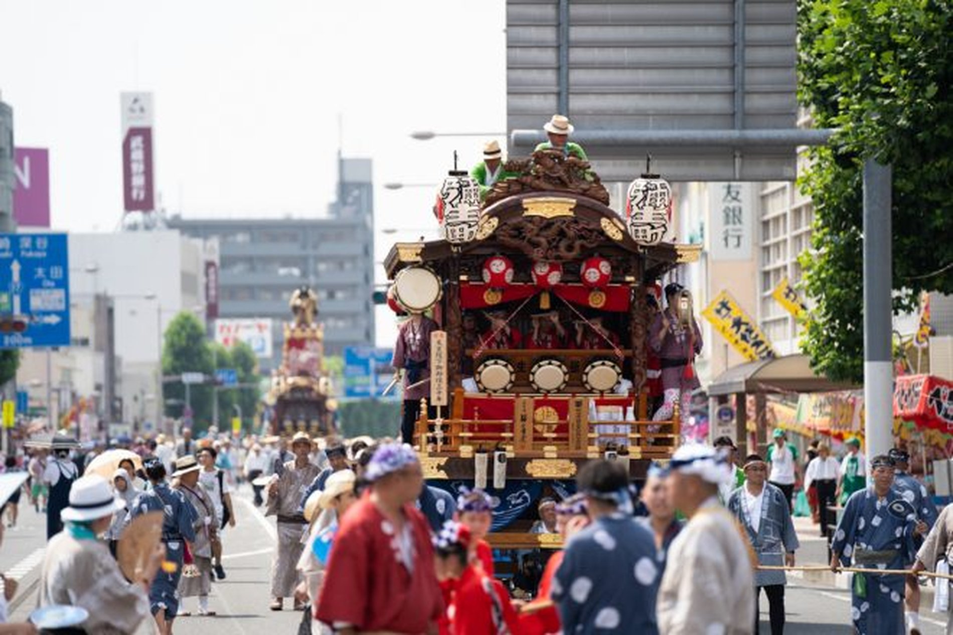 大勢の見物客が見守る中、山車が市街地を進む熊谷うちわ祭の巡行