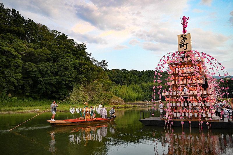 神職や担ぎ手が神輿を乗せた船で川を渡る、寄居玉淀水天宮祭の水上渡御
