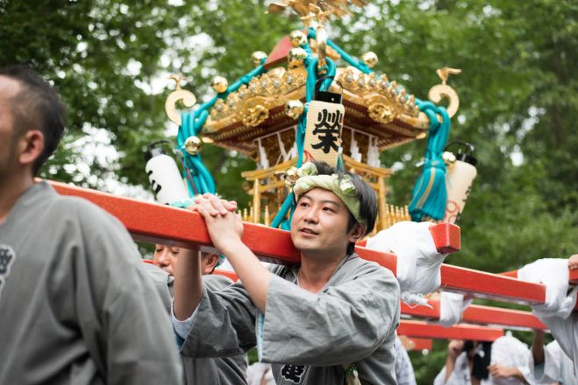 寄居玉淀水天宮祭で、若い担ぎ手たちが神輿を力強く担ぎ練り歩く様子