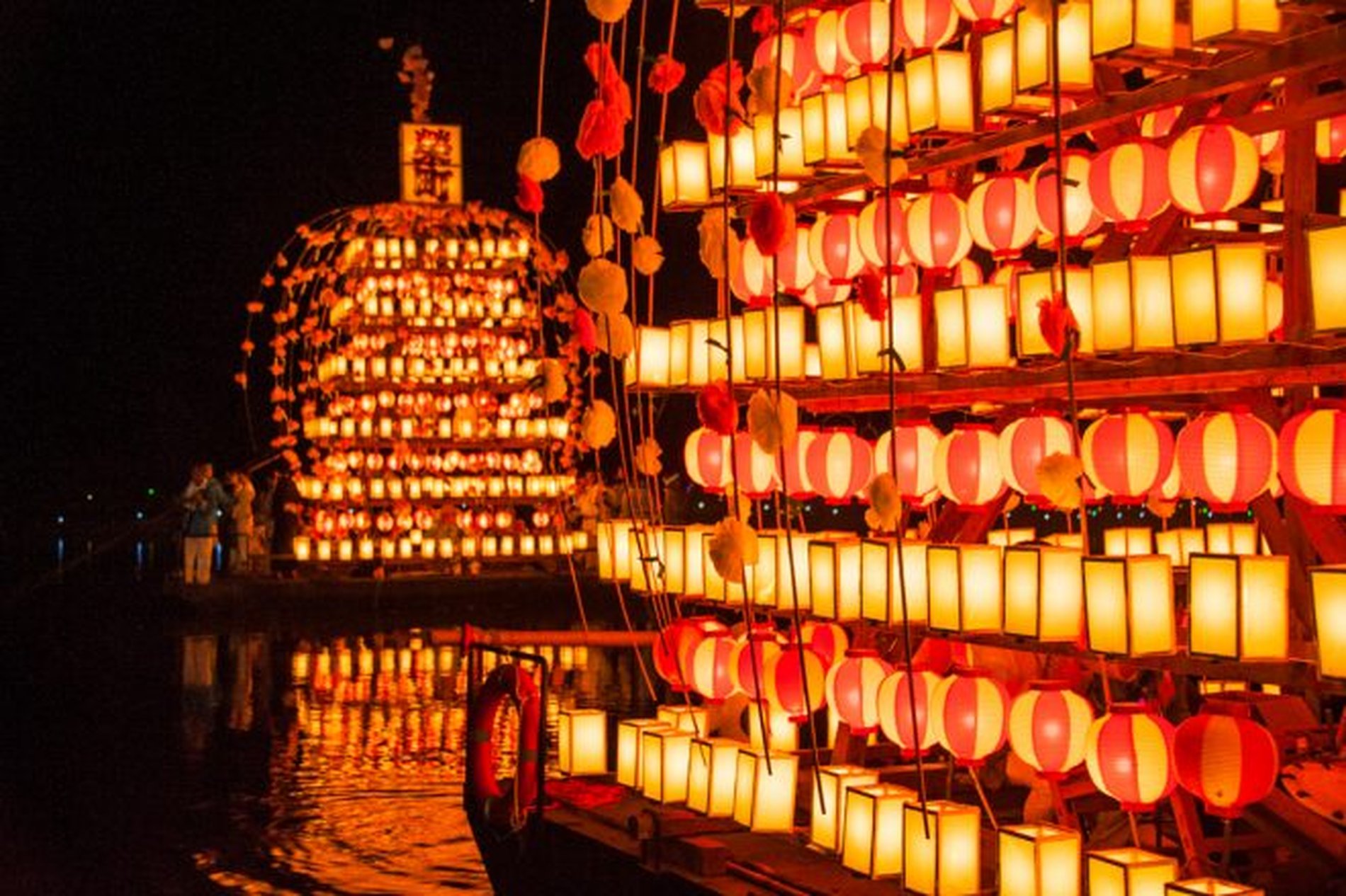 水面に提灯の灯りが映り込む、幻想的な寄居玉淀水天宮祭の万灯の夜景