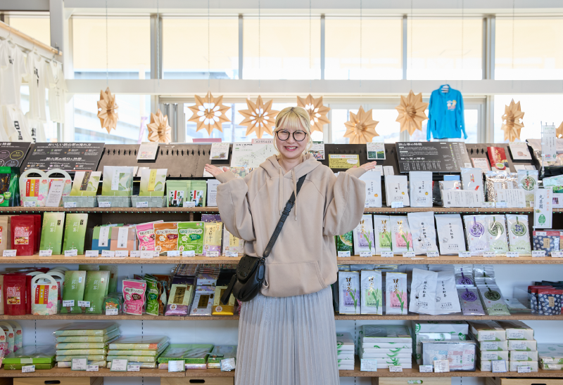 広い店内には各茶園の狭山茶をはじめ、スイーツなどの狭山茶の加工品もズラリ！